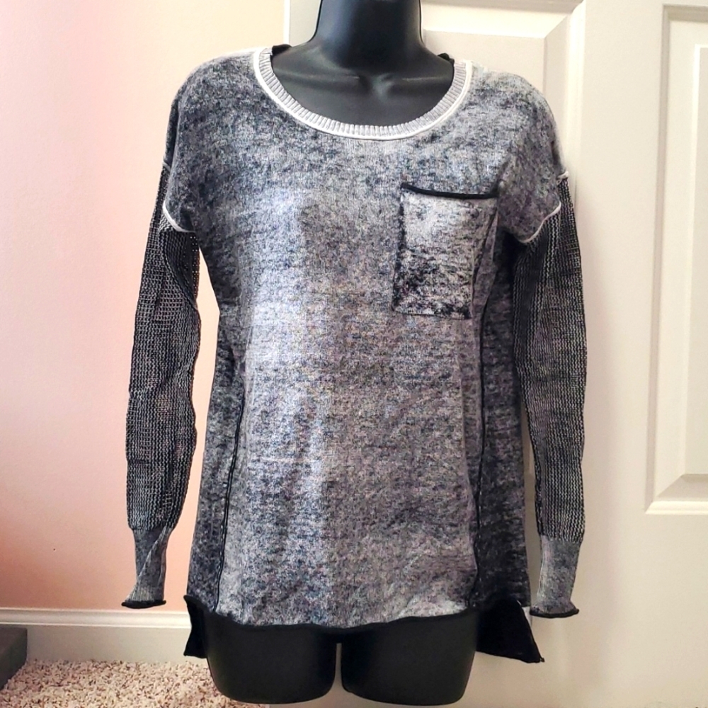 Gilded Intent Women's Long Sleeve Scoop Neck Top NWOT